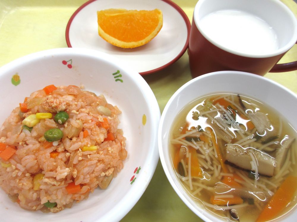 チキンライス

ビーフンスープ

オレンジ

牛乳