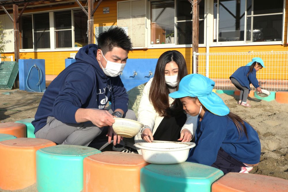 ゆめはうすで経験していることを
おうちの人に伝えたり、
一緒に楽しんだりした保育参加



　「ここを持って動かして作るんよ！」
　「そーやって作るん！？」
より多く、よりさらさらなさら粉を作るために
編み出したふるいの使い方を伝授するIちゃん！
