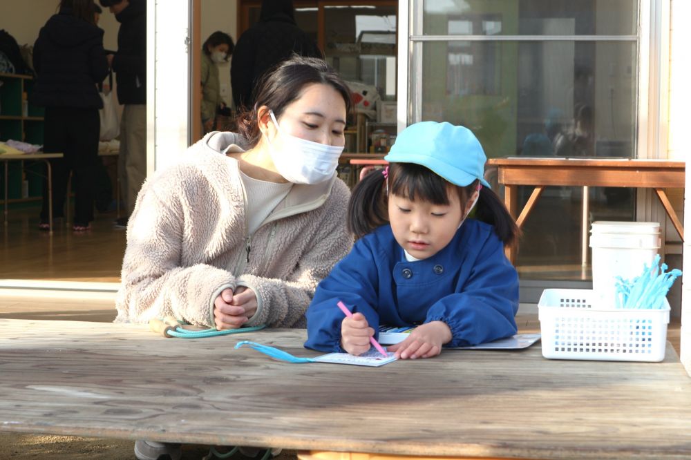 　「ここも塗れるじゃん！！」
　「いっぱい跳べたもんね～」
縄跳びカードに塗る数が増えるたび
達成感やもっと跳びたい気持ちが芽生える…！

保育参加、ありがとうございました♡