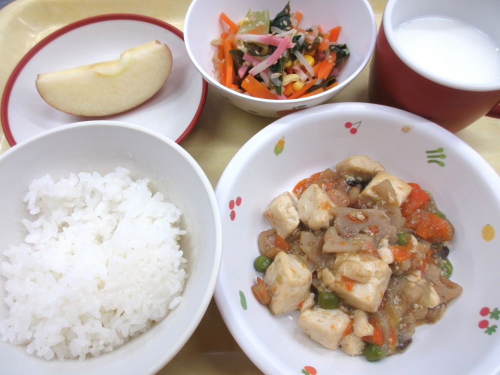 ご飯

豆腐の五目炒め

彩り酢の物

りんご

牛乳