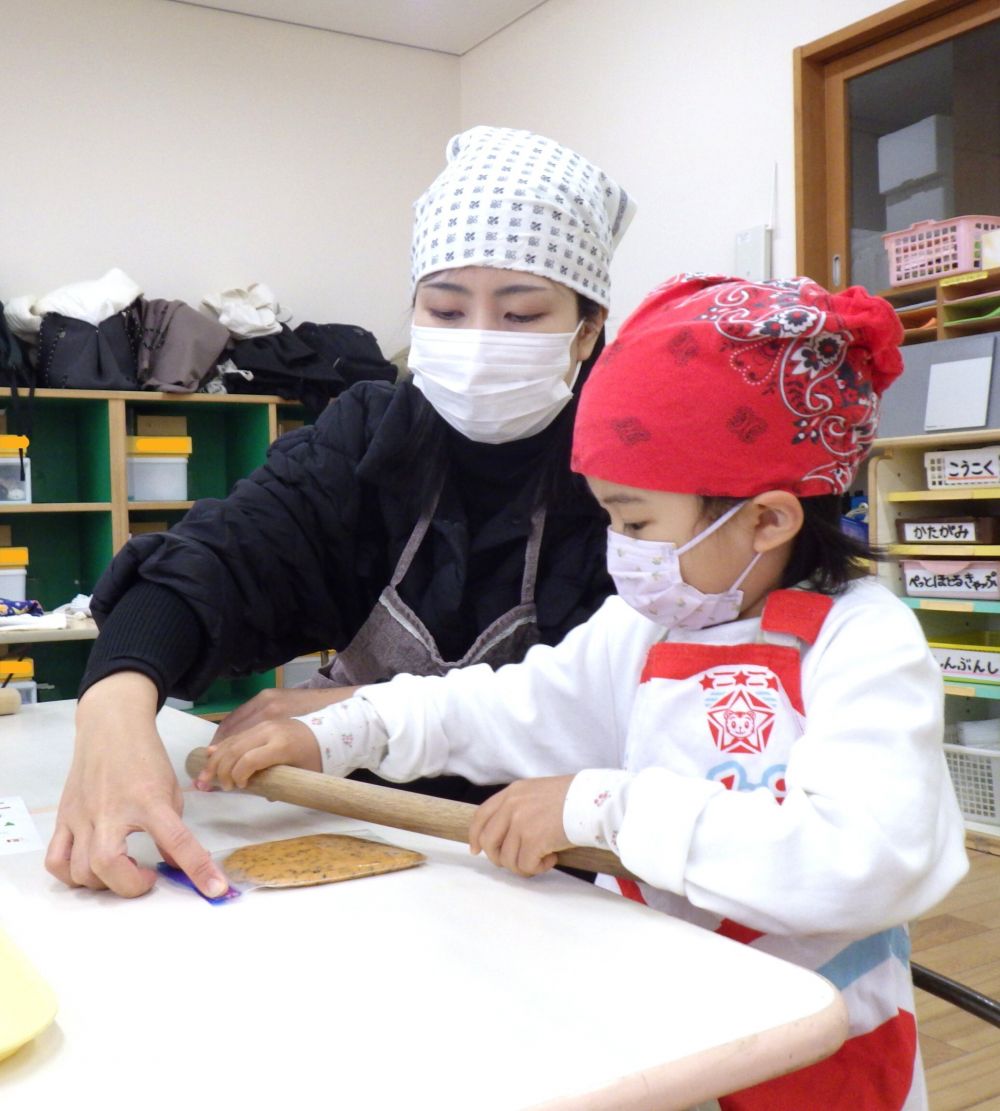 生地ができたら、今度はジップロックへ。
めん棒を使い、袋のサイズに薄く広げていきます。
めん棒をコロコロすると、生地が延びるのが楽しいようで、
「のびるのびる～♪」と、嬉しそうな子ども達。
調理器具を使う楽しさも知りました☆

「ここのかどにまだ生地がないね」
「どうやって延ばしたらいいかなぁ？」と、
おうちの人に相談しながら頑張ります♡