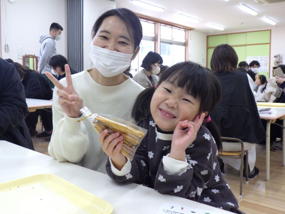 8分ほど焼いて、プリッツの完成です！
細かったり、太かったり、まっすぐだったり、曲がっていたり・・・
どれも個性があっておいしそう♡
大好きなおうちの人と作ったプリッツは、きっと味も特別だね！
すぐ食べたい気持ちを少しがまんして、袋に入れてラッピング♪
おうちに持って帰って、今日の保育参加やクッキングの話をしながらみんなで食べてね♡

「簡単にできたし、また作ろうね！」という声もちらほら聞かれました♪
材料をアレンジしたりして、色々なプリッツを作ってみて下さい☆