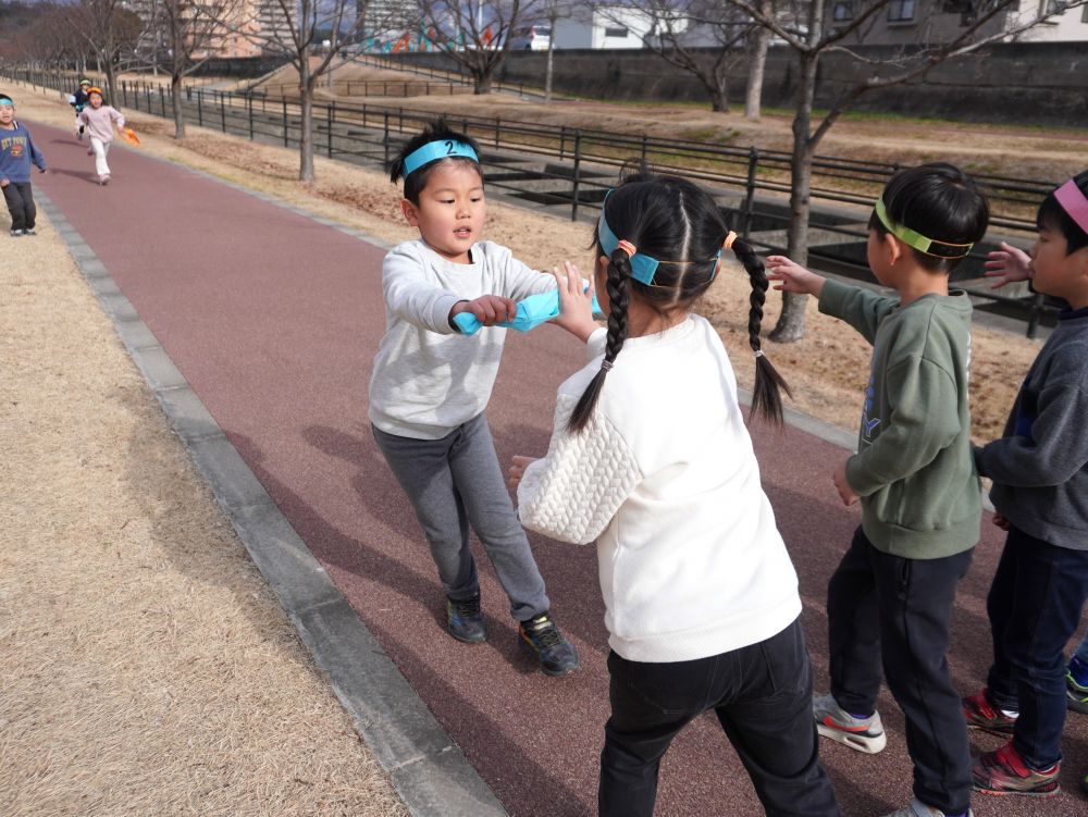マラソンって疲れるししんどいし苦手意識も多いけどそれは大人だけ・・・？
そう感じさせられるくらいマラソンに意欲的な子どもたち！
さすが門田っ子ですね♡
子どもたちの姿に職員は感心させられるばかりです♡



黒崎水路を何回か走り距離も分かってきたことでペース配分が上手にできるようになっています！
ゆっくり走るところ…　頑張るところ…
自分なりに考えて調整しています！
タイムが走る度に上がってる子も多い！！！