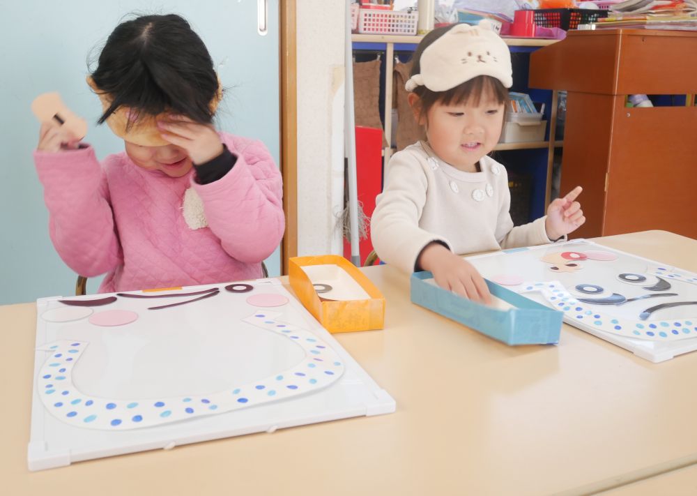 『タコみたいな顔作ろうよ～』
『いいね～♡私も作ってみる』
『どっちが先に出来るか競争ね！！』
途中でどんな顔が出来ているか気になり・・・
チラッとアイマスクを動かして見てみるSちゃん