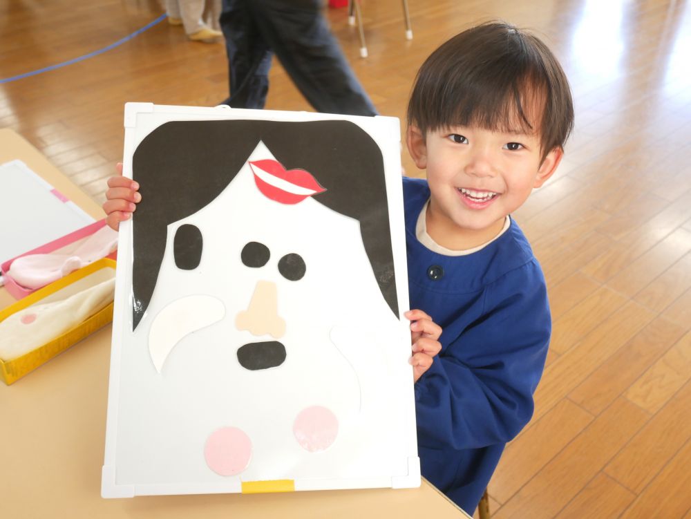 『目をつむって作ったらこんな事になっちゃった』
『でも目と鼻は合ってるでしょ♡』
満足した様子のHくんです

楽しく遊び思いっきり笑う
まさに“笑う門には福来たる”だね♡

