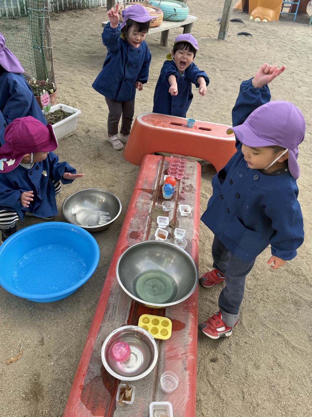 楽しみにしていた氷…
凍らなかったー！！失敗でした🥲

なので、
みんなと話しをして、
置く場所を変えてみることにしました！

「ちちんぷいぷいのえーい☝️」と、
しっかり魔法をかけました🪄︎︎✨
