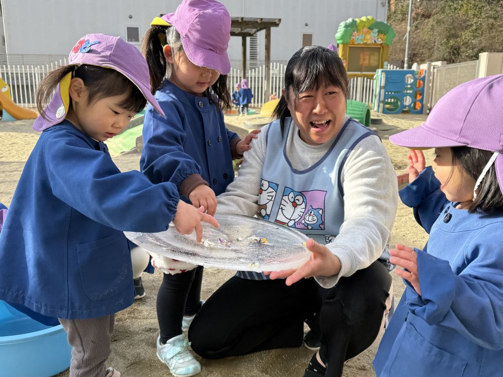 大きい氷も出来たよ❄️

みんなで、
入れた、お花が凍って幻想的✨️

また作ろうね～♪
