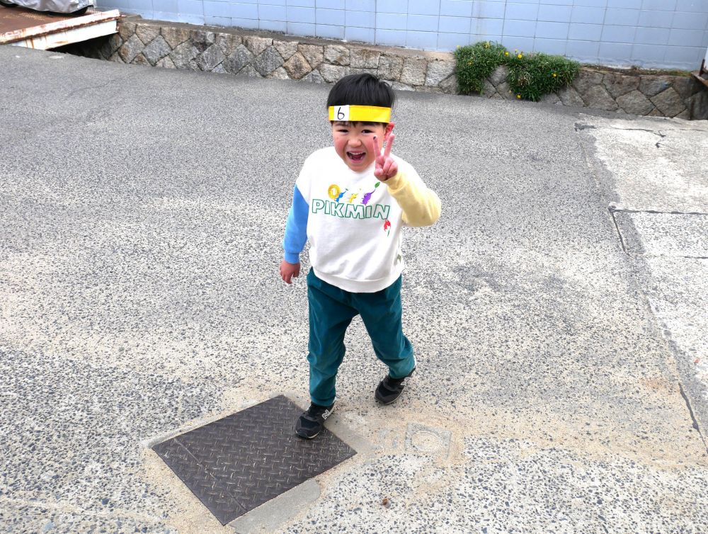 走るの大好きなKくん
毎日全力で走っています！！
帰ってくると　「限界だ～」
と崩れるほどこの日も全力！！


いつもより多く走ってみたり
ちょっとスピードをあげてみたり
走るのが得意な子も苦手な子もいますが
最後まで走りきる達成感
仲間とたすきを繋ぐ喜びを感じ頑張っています♡
