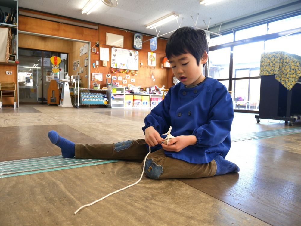 友達がしているコマを見て挑戦してみたYくん
ですがなかなかうまくいかず
涙が出ることもありました
できない…けどやっぱり回したい…
毎日葛藤していたYくん

「お父さんに紐なおしてもらった！！」
「もっと強く投げるってよーた」
お家の人や友達が教えてもらいながら
今日は何度もチャレンジしていました💪