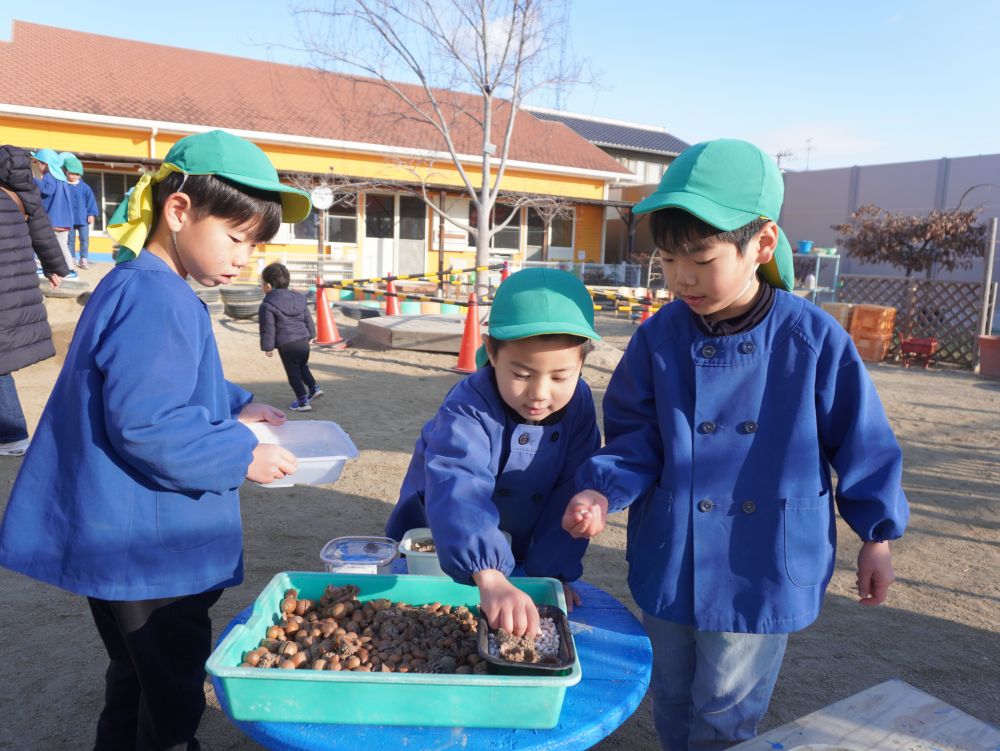氷ができてるかな？
園に来る楽しみのひとつになっている様子♡
寒い日だからこその楽しみをしっかり味わっています♡



「氷作ってみたい！」
「カップに入れたら固まるんじゃない？」
「水入れて置いとこう！」
「栗とかも入れていい？」
「なんかおもしろくなりそう！」