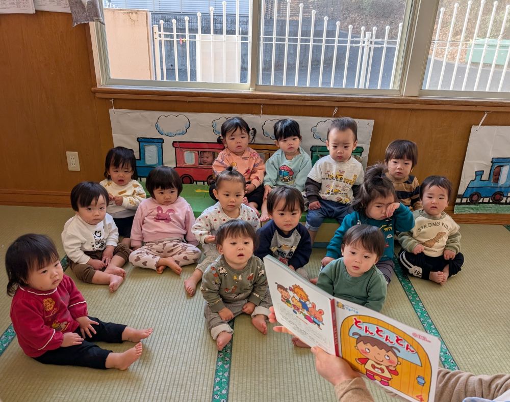 0歳児　　
　『とん　とん　とん』

ドアの上部分から色々な動物の体の一部分がちょっとだけ見えて・・・
「だれかな　だれかな？」と連想して子ども達に問いかけながら
当てっこあそびができる楽しい絵本です。

ドアを「とん　とん　とん」とノックすると・・・
耳が長いのは？？　
「うさぎ！！」と元気な声で答えてくれますよ。
子ども達も当てっこするのが大好きです♡