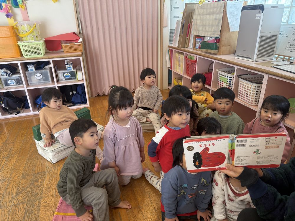 2歳児
 『てぶくろ 』

おじいさんが落とした手袋にたくさんの動物たちがやってきます。
「だれがくるかな？？」と興味津々のクマ組さん🐻‍

今の季節にピッタリの絵本です！