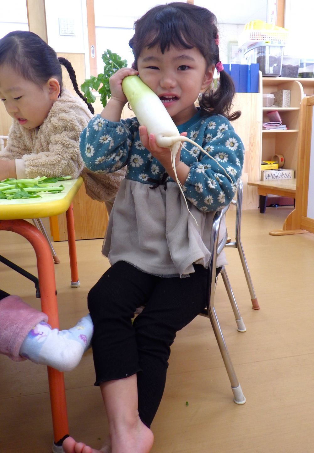 保育園で収穫した”大根”
足でまねっこ　似てる～？