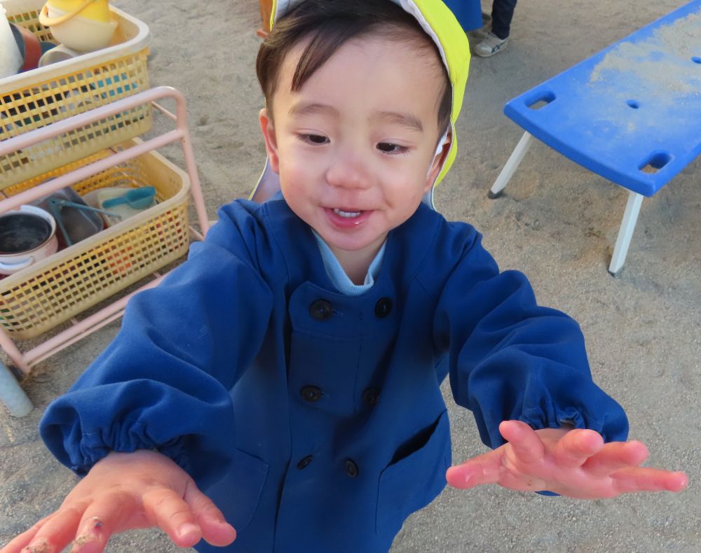 氷を持つと
手がつめた～い🥶