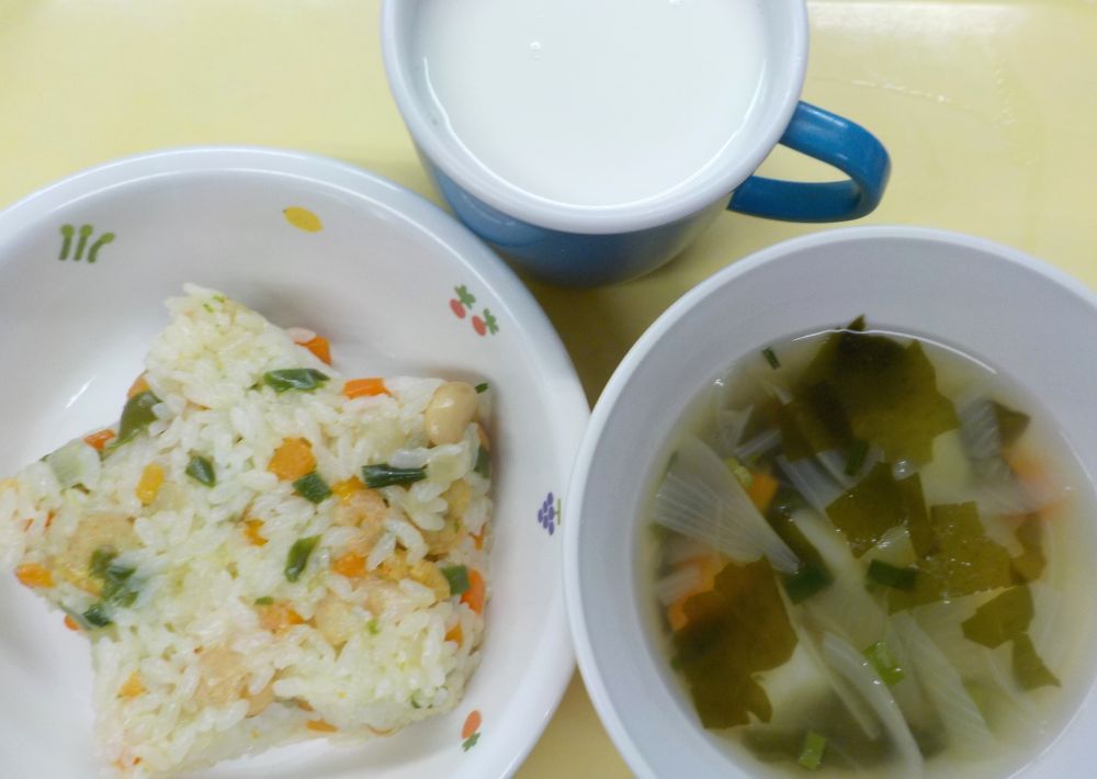 ガーリックピラフ

わかめスープ

牛乳