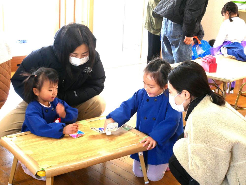 好きな友達と遊んだり自分の好きな遊びを
おうちの人に見てもらったりする事を楽しみました



『あと何回寝たらママとパパ来るん？』
『今日がクッキング？』
毎日指折り数えてこの日を待っていたリス組さん
いつも自分達が過ごしている空間におうちの人が居る・・・
それだけで特別な気持ちになるのだろうな・・・♡と感じました
『みてみて！コマ作って遊んでるんだよ～』
『ママ回すの上手だね～』会話も弾みます
