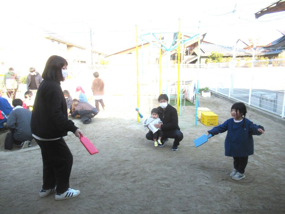園庭では家族で羽根つき遊び
お父さんとKくんに見守られながら
お母さんと一緒に遊ぶ！！
寒い中でも体を動かすと暖まりますね♡
穏やかな笑い声が響いていました