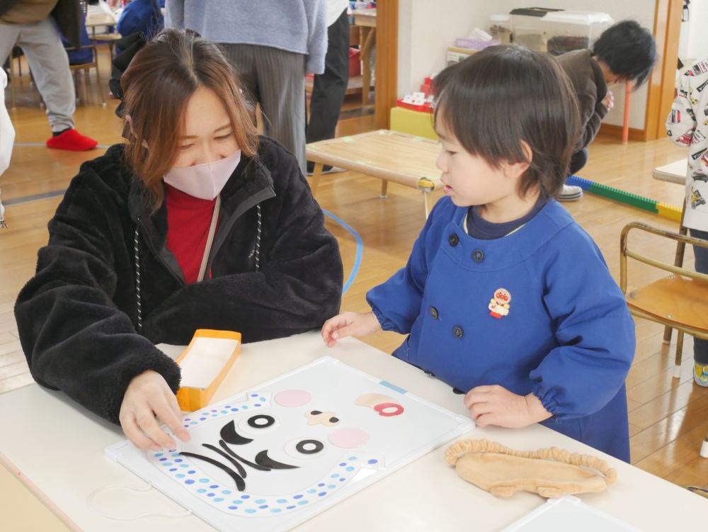 『最近こういう遊びあまり見なくなったな～』
『懐かしいな～♡』
保護者の方も童心に返り
子どもたちと一緒に楽しむ姿がみられました

クッキングの様子は食育レポートをご覧ください♡


