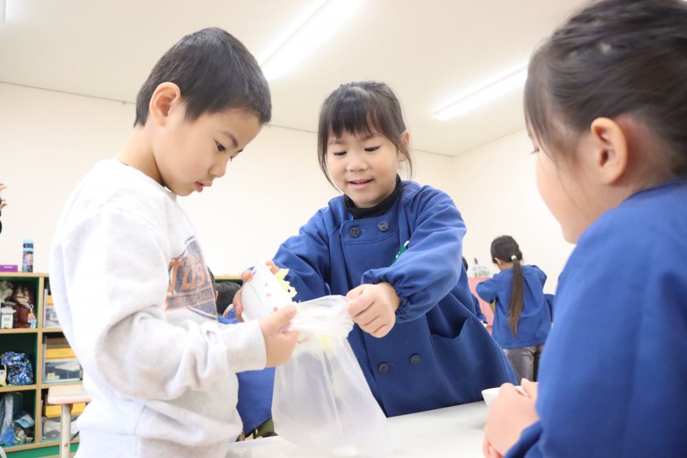 簡単☆手作りの漬物クッキングをしました
材料は
白菜
塩
ごま油
の３つ
袋に入れてフリフリ、モミモミ♪
冷蔵庫に入れて待つこと約１時間
出来上がりが楽しみです