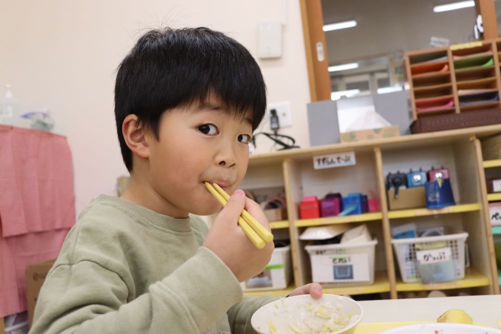 給食の時にご飯と一緒に食べました
シンプルながらごま油の香りが食欲を誘い子ども達には大人気です
そして、いつもながら良い食べっぷりです

春にはタケノコを頂いたりと、旬を味合わせてくれるおばあちゃん
いつもありがとうございます