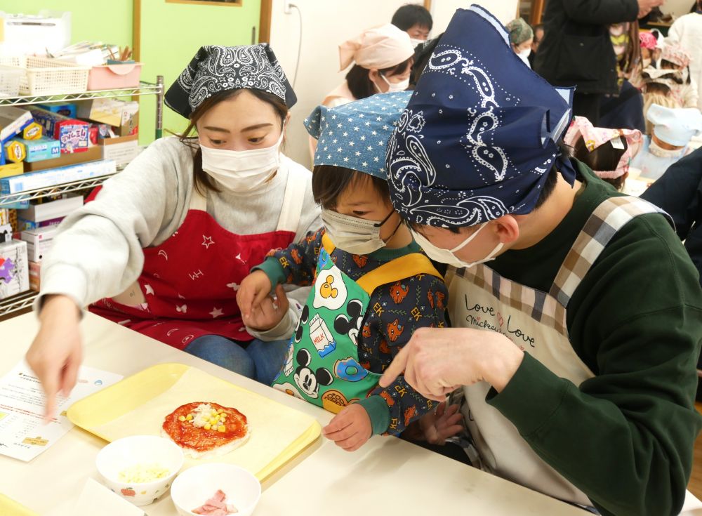 ご飯に味付けをしたら、次は野菜をトッピング♪

今日用意した野菜は「玉ねぎ・人参・ピーマン・しめじ・えのき・コーン」の６種類。何をのせるかは自分たち次第♡
「玉ねぎ甘くなるから入れよ～」
「んー、きのこはなくてもいいかなぁ」
と、いろいろな声が聞こえます。

毎年、ピーマン・きのこがあまり人気がなく・・・
「ピーマン入れたら、彩りがキレイになるよ」
と、勧めてみると「じゃあ、真ん中に一本・・」と苦手でもトッピングしてくれた子もいましたよ♪

野菜選びに一人一人の好みが出て、面白かったです♡
