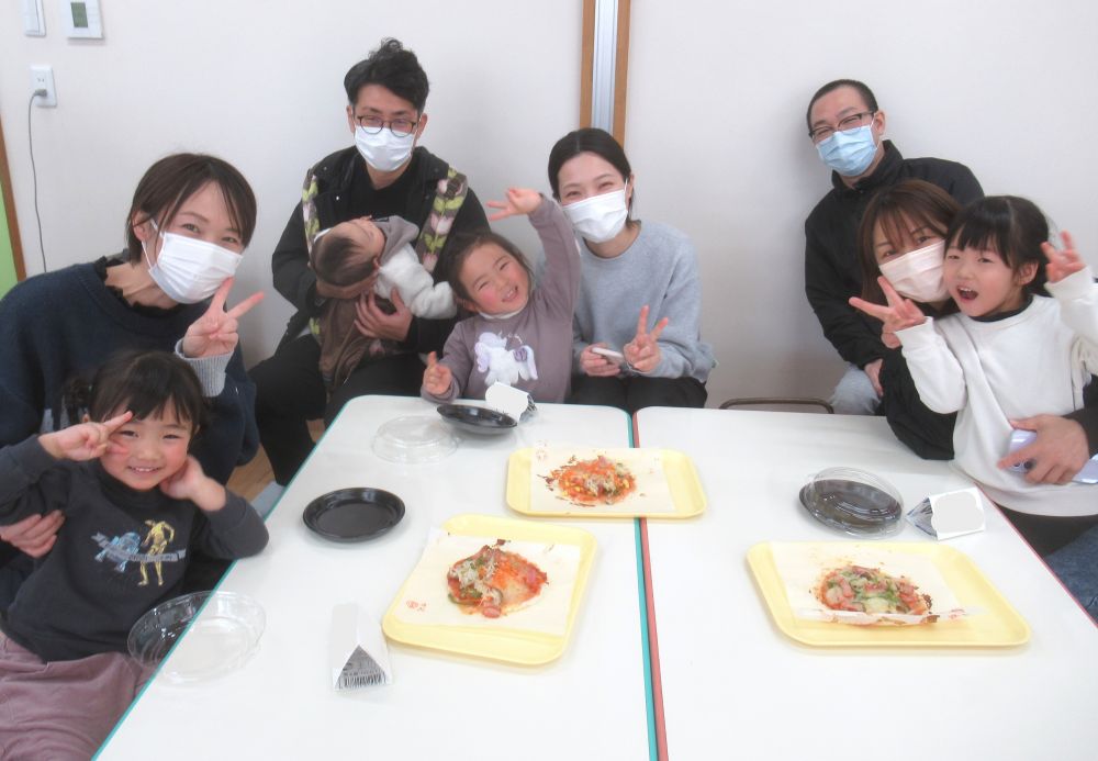 焼き上がったピザを持っていくと・・・
「いいにお～い！」
「おいしそ～！！」
歓声が上がります♡

いい匂いを嗅いでしまうとやっぱり次は・・・
「たべた～い！！」と子ども達。
そうなりますよね♡

親子で作った、個性豊かなライスピザ。
出来たてほかほかをパックに入れて持ち帰り♪
今日の保育参加やクッキングの話をしながら、わいわい食べてもらえると嬉しいです♡