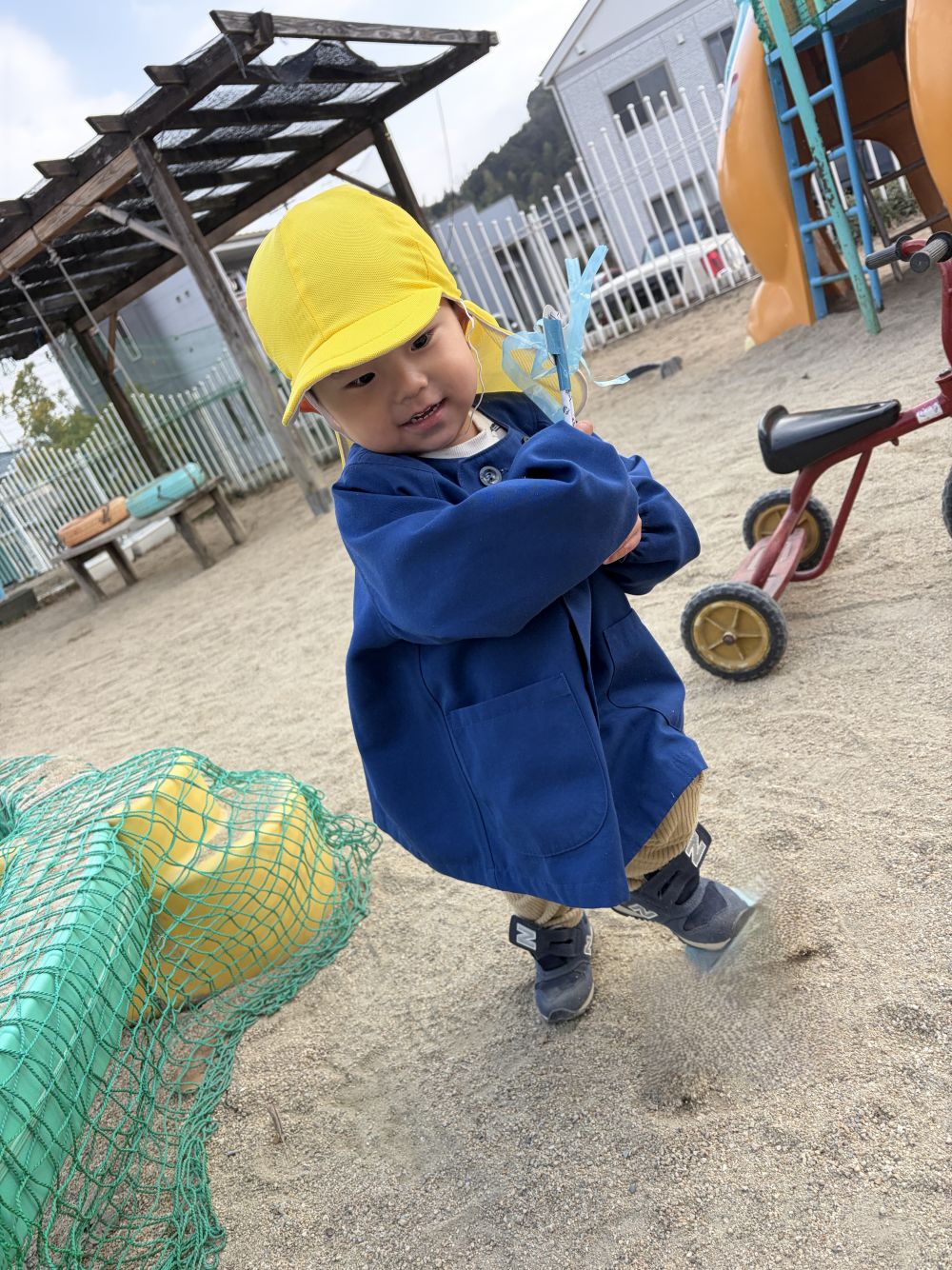 みんなが大好きな、北風小僧のかんたろう。
きたかぜをつくると大喜び！！

北風になりきって園庭を思いっきり走ります。