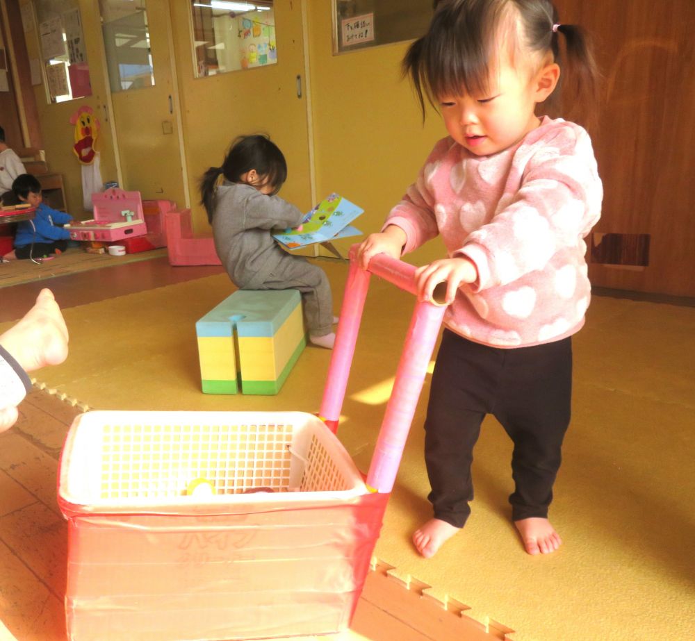 見たこと・・　聞いたことを再現しながら遊んでいます



忙しそうにカートを押してあるくYちゃん
たくさんの食材の中からフルーツや卵を選びカートに入れていきます
部屋の中をグルグル回りまるでスーパーで買い物をしているようです