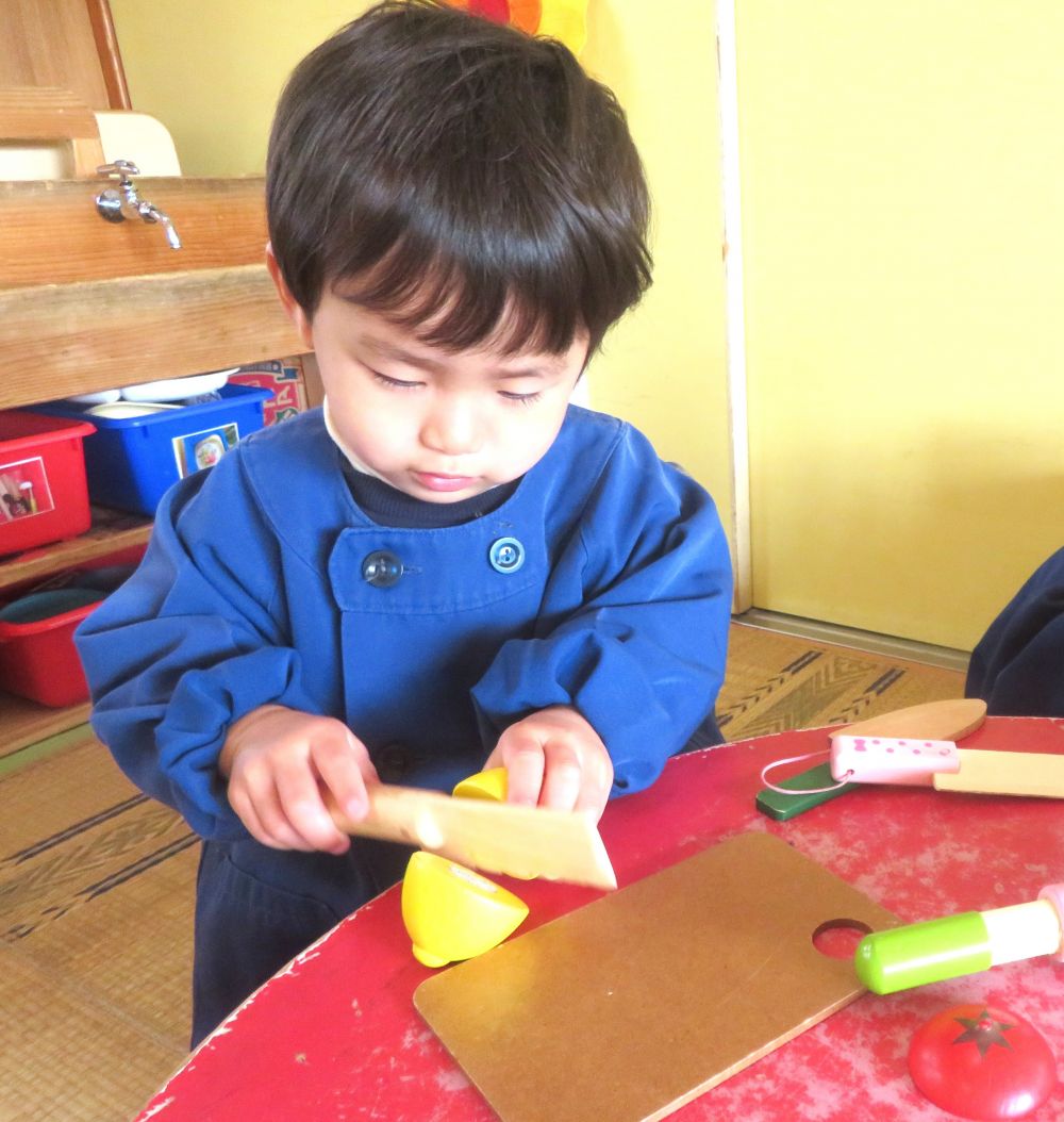 キッチンではまな板の上でレモンを切るN君
丸い形なのでコロコロ転がって難しそう…
「こう？こう？」
確認しながら左手でレモンの端をしっかり押さえ力一杯切っていきます