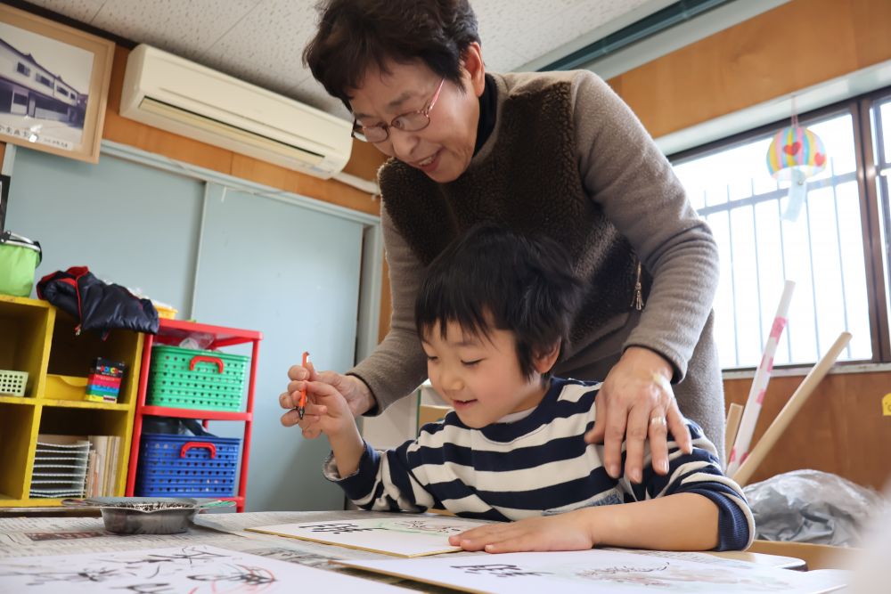 普段はゆめはうすに居て
なかなか会えない園長先生との
大切な時間…♡


今年の干支を園長先生と描く🐎
「今年の干支は何？」
「うまー！！！！！」
「次に午年になるときはみんな
何歳の時だと思う？」
「園長先生めっちゃ絵上手じゃね♪」
なかなか使うことのない筆を使って…

何気ない会話が面白くて
笑顔がこぼれる♡
