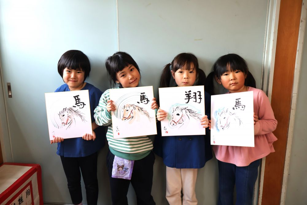 「無限大の可能性」
文字の意味を教えてもらいながら
馬の色や文字を自分で決めて…
どの馬も全部一緒ではなく
それぞれの個性が出ています♪
