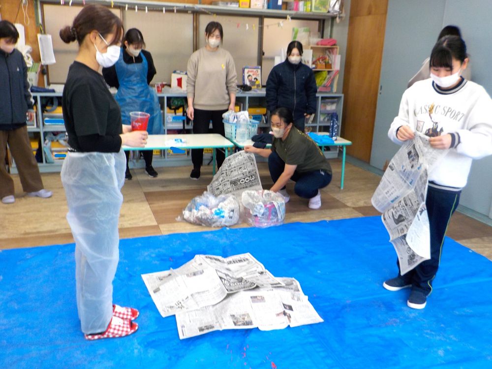 園内研修を行いました。
先日、ノロウイルス感染症対策の研修を受講した職員を元に職員全体で周知しながら吐物の処理方法など実際に実践研修しました。

突然嘔吐した子ども・・・
周りの子どもたちの誘導・・・

嘔吐処理セットの準備・・・
換気・・・

などなど実際に起こった場合、各クラスの状況や環境でどのような動きが必要なのかを職員同士話をしながら進めました。