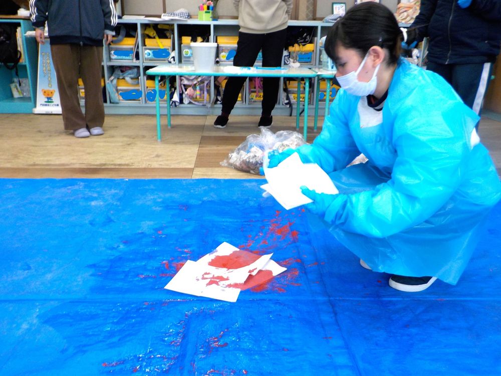 絵具で吐物を作り、体調不良により嘔吐したと仮定して実践開始
思ったより、絵具吐物が飛び散り、みんなで広範囲に広がる嘔吐物に驚きました。