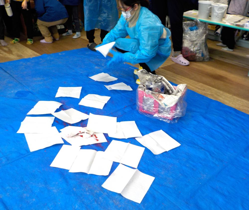 実際に処理をしながら

「私は処理係だからあんまり移動したらいけないよね」
「補佐役の人が動く方がいいんじゃないかな」

などみんなで意見を出し合いながら、どんな方法が一番迅速な対応ができるのか、準備物が揃っているのか・・・。実践することで様々な改善点もみつかりました。

今後も定期的な職員研修を続けながら正しい対応ができるように努めていきたいです。