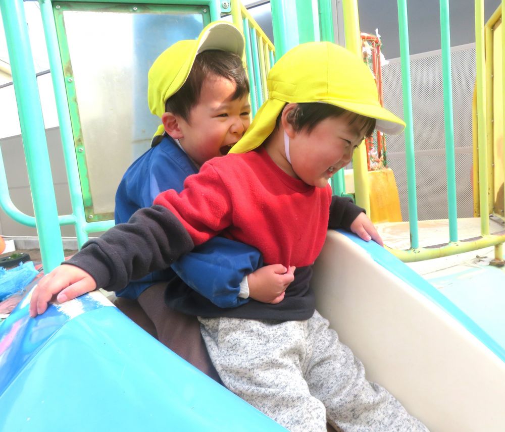 何でもやってみたい！面白い！
何でも試してみる事を楽しんでいるヒヨコ組さん
元気な笑い声が園庭に響きます



ザウルスのすべり台…

「一緒にすべろう！」
「いいよ！」
「せーの！」
友達のおなかにぐっと捕まって滑るすべり台
楽しさも倍になった様子です
