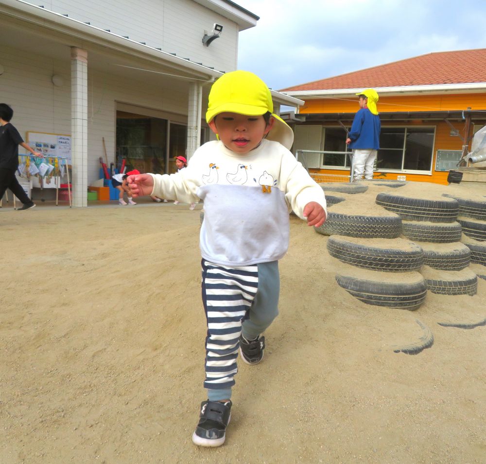 第三園庭に遊びにきたAくん

タイヤ山に登っては坂道を駆け降りる事にチャレンジ中…
転ばないようバランスをとりながら繰り返し楽しみます
上手く降りれると「やったー！」と声をあげて喜んでいます
