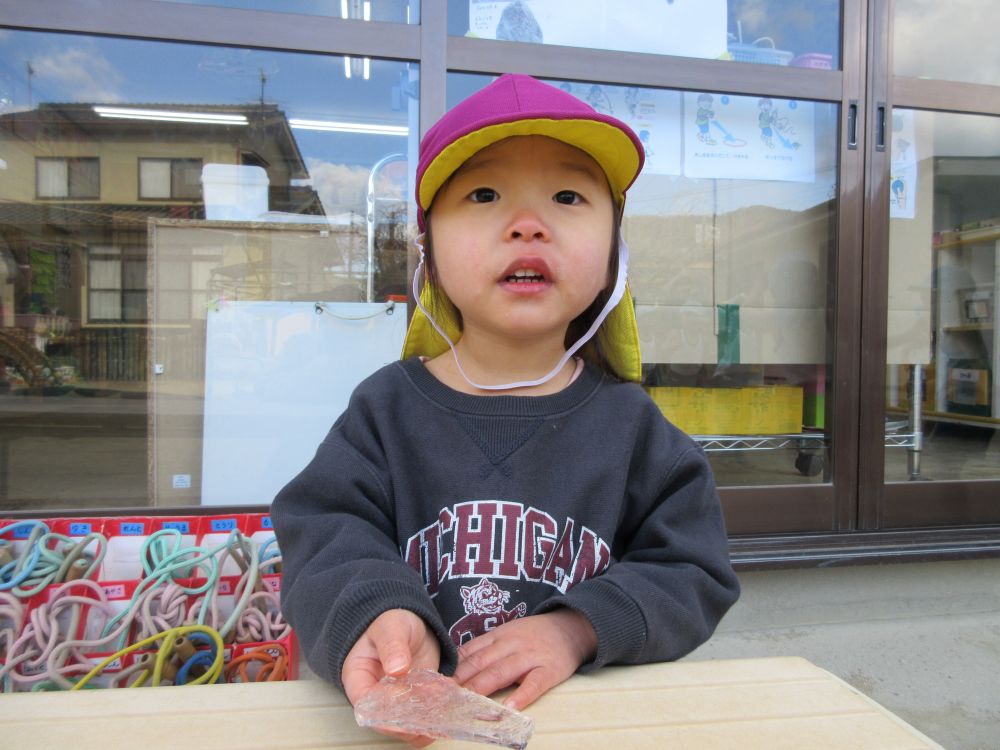 牛乳パックに水を入れ、
「氷になるかな？」
と期待を膨らませていたクマ・ヒヨコ組さん

次の日、見てみると水が氷に変身していました！！

できあがった氷を触ってみると
「つめたい！」
と冷たさにびっくり！！
冷たいと分かっていても、
「触りたい！」という気持ちが勝ち、
指先でちょんと触ってみたり
そーっと持ってみたりしながら氷の感触を楽しんでいました！
