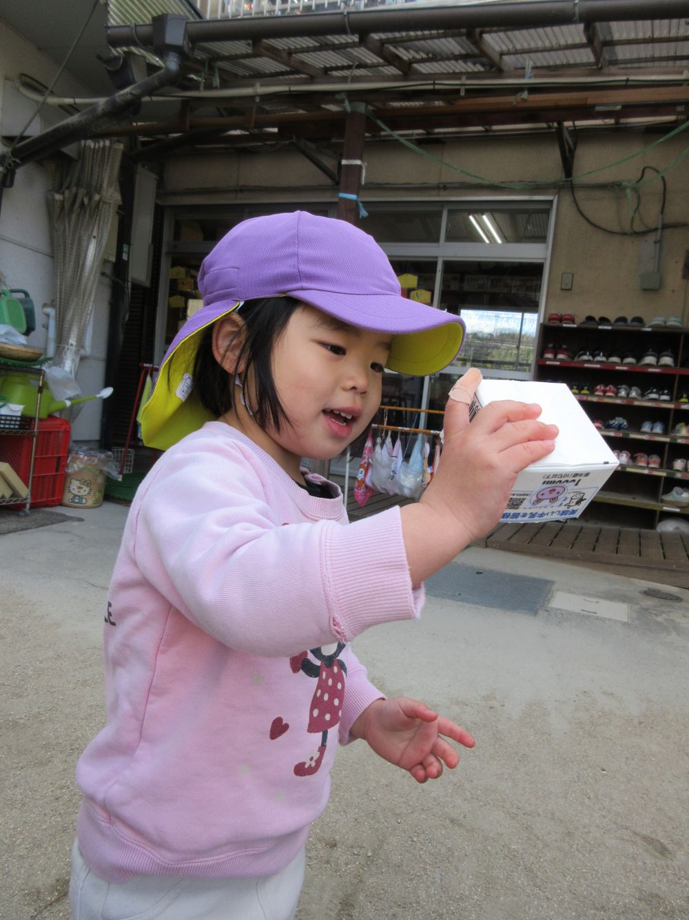 牛乳パックをひっくり返すと、
いつもは流れてしまう水がひっくり返しても
こぼれてこないことを発見！

「ほらこぼれないよ！」
と発見したことを嬉しそうに教えてくれました😊
