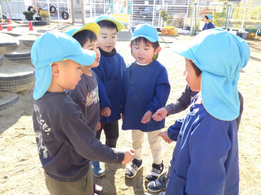 次はグループ決め！
「３人と３人でチームになるんよ～」
「グットパーにする？」
「おにぎめ（鬼ごっこの鬼の決め方）もいいんじゃない？」と話し合い・・
今回はグットパーでチームを決めることに！

子どもたち同士で決めていきます
その中に、学びはいっぱい！
