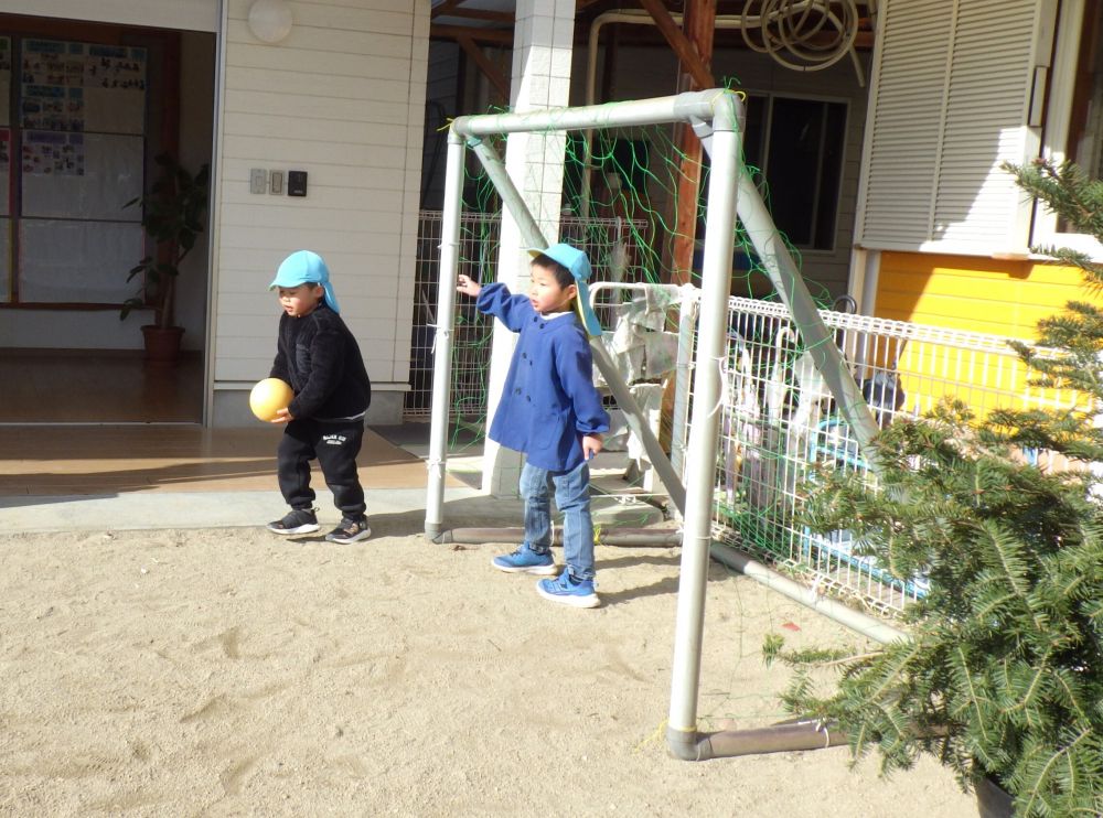 チームを決めたらついに試合！！
「Ｋがキーパーやるけん、Ｉくんボール蹴って～！」
キーパーと攻めを展開によって役割分担したり、順番を決めて交代したりしながら試合をしています
『みんなが楽しんでサッカーをするためにはどうしたらいいかな』と、ルールを自分たちで考え共有しながら楽しんでいます♪
