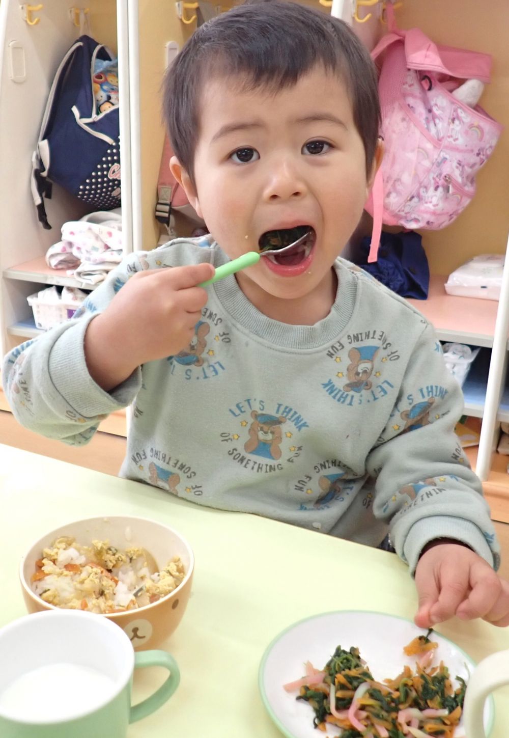 今日の給食は、「親子丼」と「がじつ和え」でした。
【がじつ和え】は、尾道市の郷土料理です。

🐻緑の野菜が苦手な子も多いですが
　少しずつ口に運んで食べ進み
　完食してくれました✨
