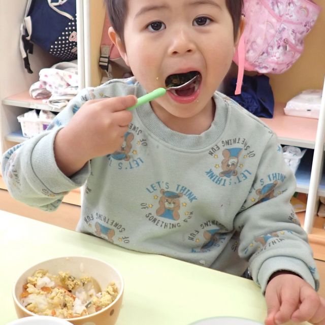 ＊　給食時間の様子　（すいみい保育園）　＊