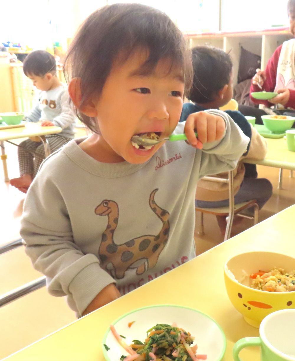 🐤ヒヨコ組の部屋をのぞいてみると
　親子丼をたくさん食べてくれていました😊
　おいしい笑顔で、楽しい給食の様子でした。