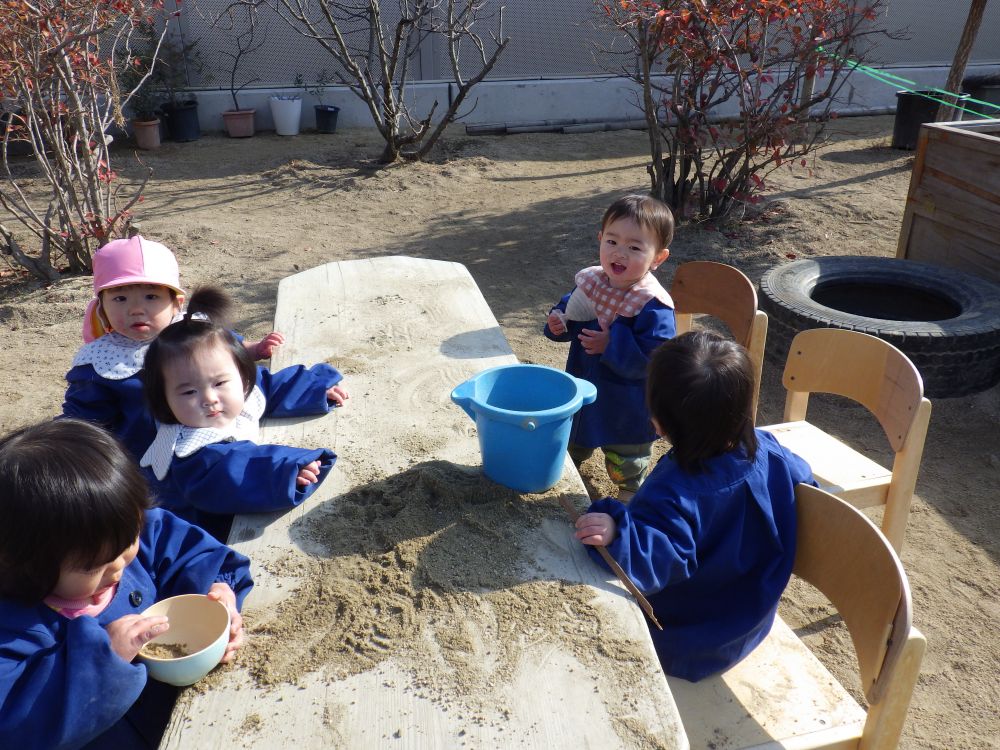 大きな机と椅子でひと休み
みんなで集まってお茶会みたい