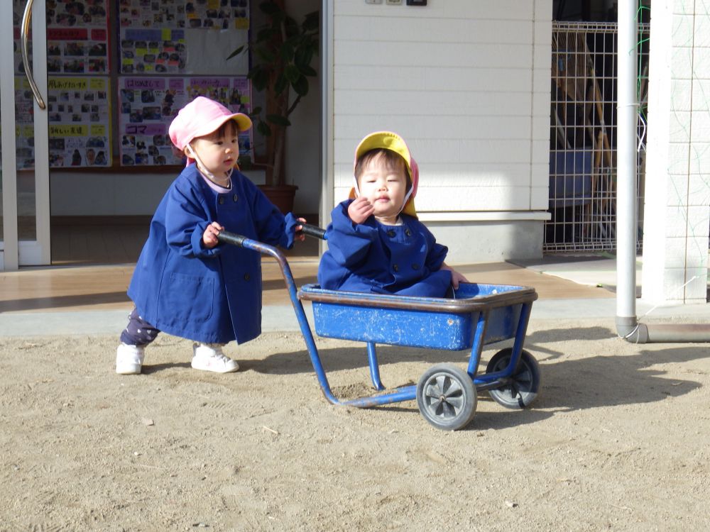 押し車に乗ってみるRちゃん、少し待っているとMちゃんが押しにきました
でも・・・なかなか動かない押し車、諦めず何度もからだ全身で押していました


色々な遊びを楽しんでいるウサギ組です