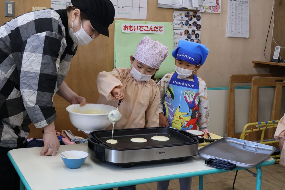 ずーーーっと楽しみにしていた
ゾウ組さんのパンケーキ屋さん！！

自分たちで作ったポスターを持って
「食べに来てください」
と各クラスに誘いに行きます♡


✰焼く係✰トッピング係✰運ぶ係
自分たちでしたい係を決め、
今日をとても楽しみにしていました！

まずは、焼く係！
給食先生に手伝ってもらいながら
生地をホットプレートで焼きます！
慎重に慎重に生地を流すFちゃん！！
パンケーキの大きさを考えながら挑戦しています！！

