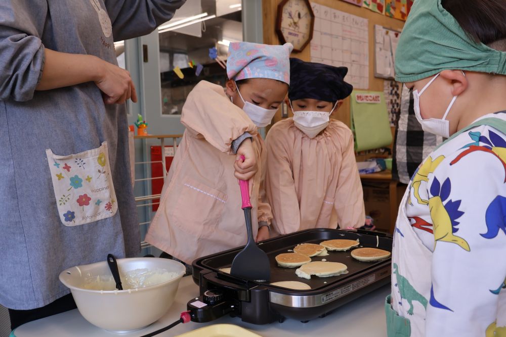 「ぷつぷつなってきたらひっくり返すんだって！」
教えてもらったことを口にしながら、生地とにらめっこ？？
様子をよーく観察♡Rくん！！

アツアツ鉄板に気をつけながら、
そーっとひっくり返し
上手くいくと嬉しくてにこ(*^^)v
