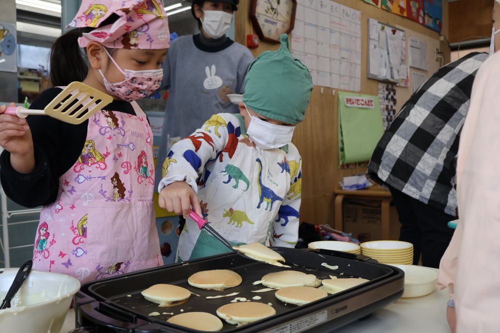 友達と交代しながらひっくり返しました。
上手くひっくりかえせるかな？　
ちょっとドキドキしながらチャレンジするAくん！

友達のしている姿も見守りつつ、
協力しあった焼く係さんでした！！