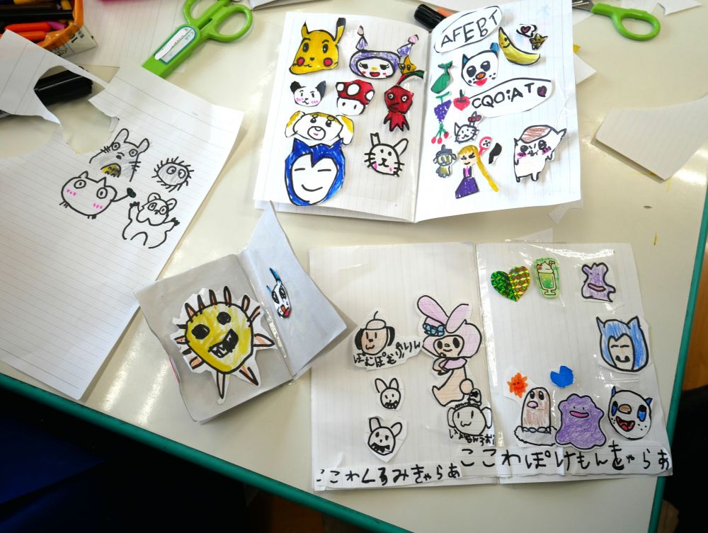 今流行りのシール交換
キリン組さんでも流行っています


紙を折ってくっつけて本のようにしたり
折り紙を使ったりしてシール帳を再現♪
そこに透明テープをはって
はがしやすくします💪