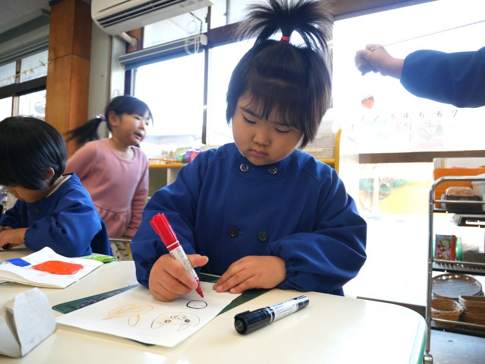 シールももちろん手作り♡
可愛いシールを持ってきたい気持ちもありますが
園でも楽しめるシール交換とは？
自分たちで考えて絵を描いたり
折り紙を可愛く切ったりして
シールを作っていました😊